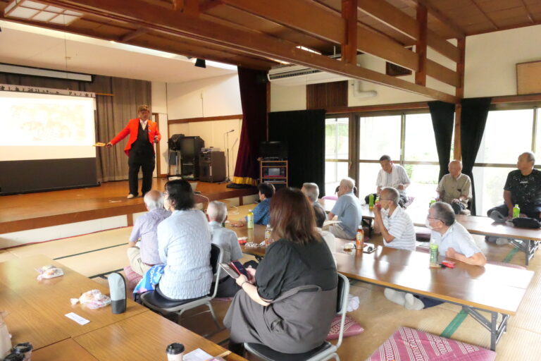 演芸ステージを楽しむ来場者=岡山県津山市で