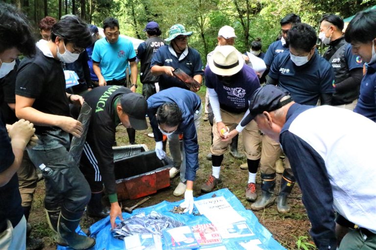 津山青年会議所（ＪＣ）が戸島の「２０２０年の森]に埋めたタイムカプセルを開封