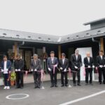 完成した勝田公民館前で行われたテープカット