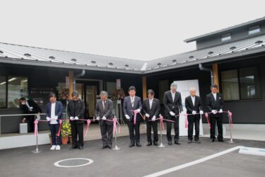 完成した勝田公民館前で行われたテープカット