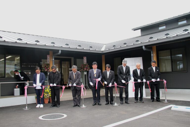 完成した勝田公民館前で行われたテープカット