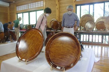 「漆の奥深さ感じる」　トチやケヤキの作品約200点　木工クラブが作品展／岡山・奈義町