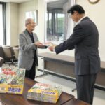 自身の著作絵本を寄贈する関屋さん=岡山家津山市で