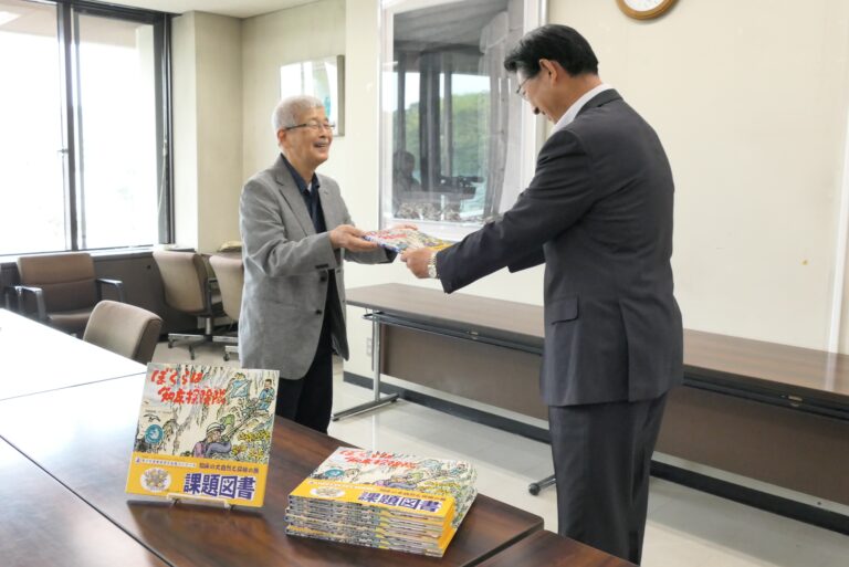 自身の著作絵本を寄贈する関屋さん=岡山家津山市で