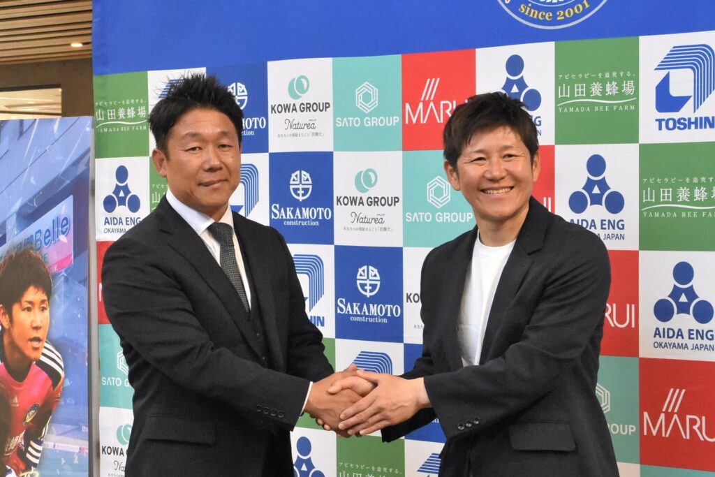 高橋GMと握手を交わす福元選手