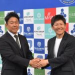 高橋GMと握手を交わす福元選手
