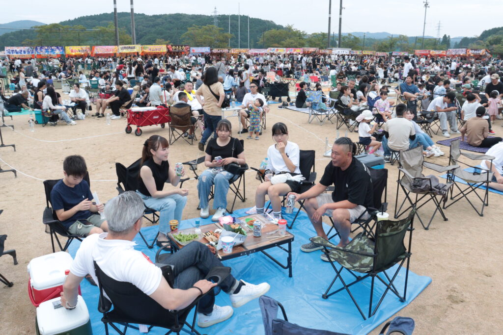 大勢の家族連れらでにぎわう久米郡ふるさと夏まつりの会場