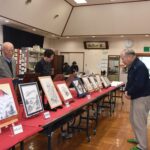 ぬくもりあふれる作品に見入る来場者=岡山県津山市で