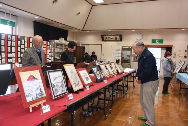 ぬくもりあふれる作品に見入る来場者=岡山県津山市で