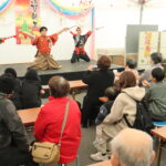 会場を沸かせた舞踊集団宮坂流のパフォーマンス=岡山県津山市で