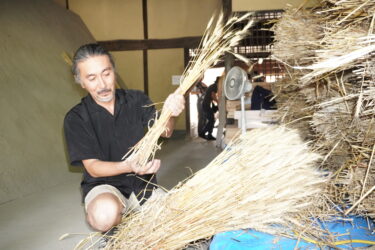 津山産小麦を手に制作に励む片桐さん=岡山県津山市で