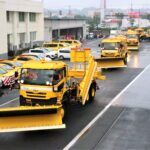 出動する雪氷作業車両=岡山県津山市で