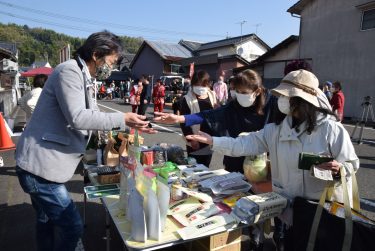 作州城東朝市１周年記念フェスタ　たくさんの人でにぎわう