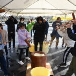 昔ながらのもちつきに挑戦する子どもたち＝岡山県鏡野町で