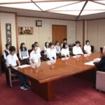 「サンタフェ・サマーキャンプツアー」の経験や感想などを報告する生徒たち=岡山県津山市で