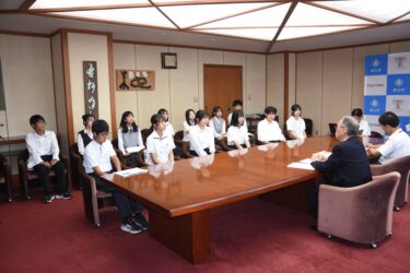 「サンタフェ・サマーキャンプツアー」の経験や感想などを報告する生徒たち=岡山県津山市で