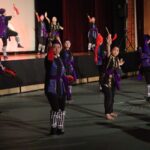 気迫あふれるエイサーを披露する学生