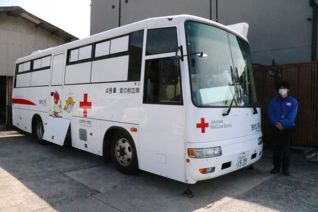 県赤十字血液センターの移動採血車