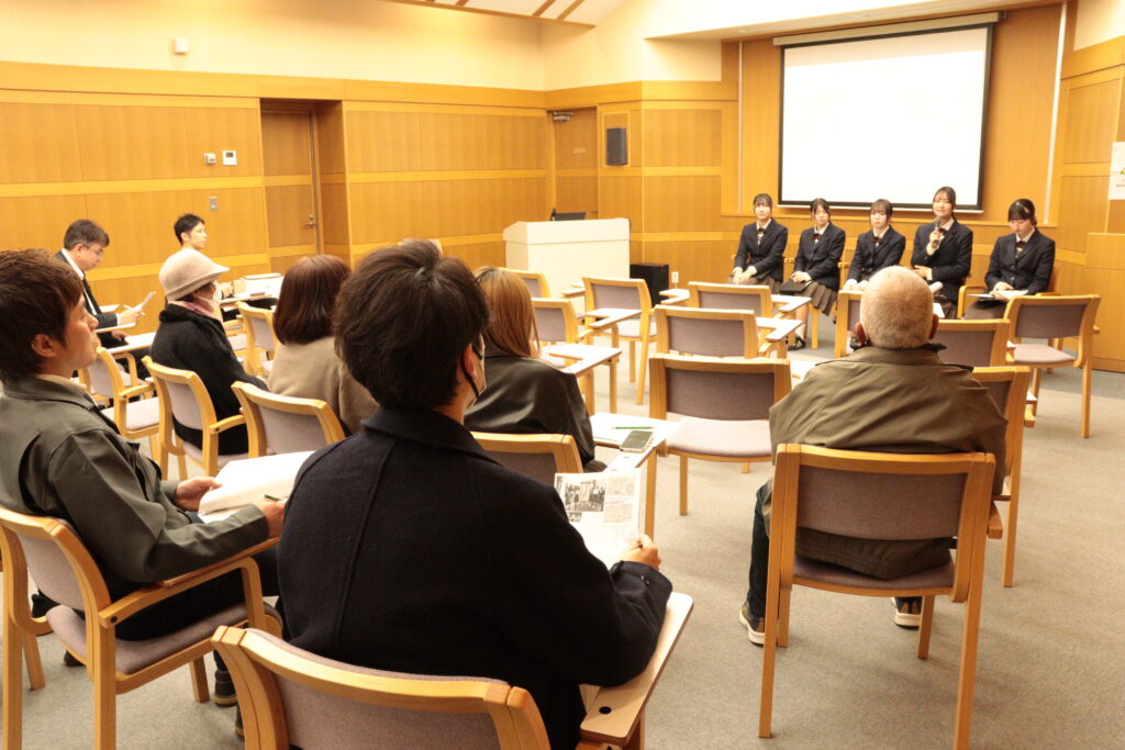 参加者の質問に答える高校生たち