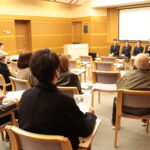 参加者の質問に答える高校生たち