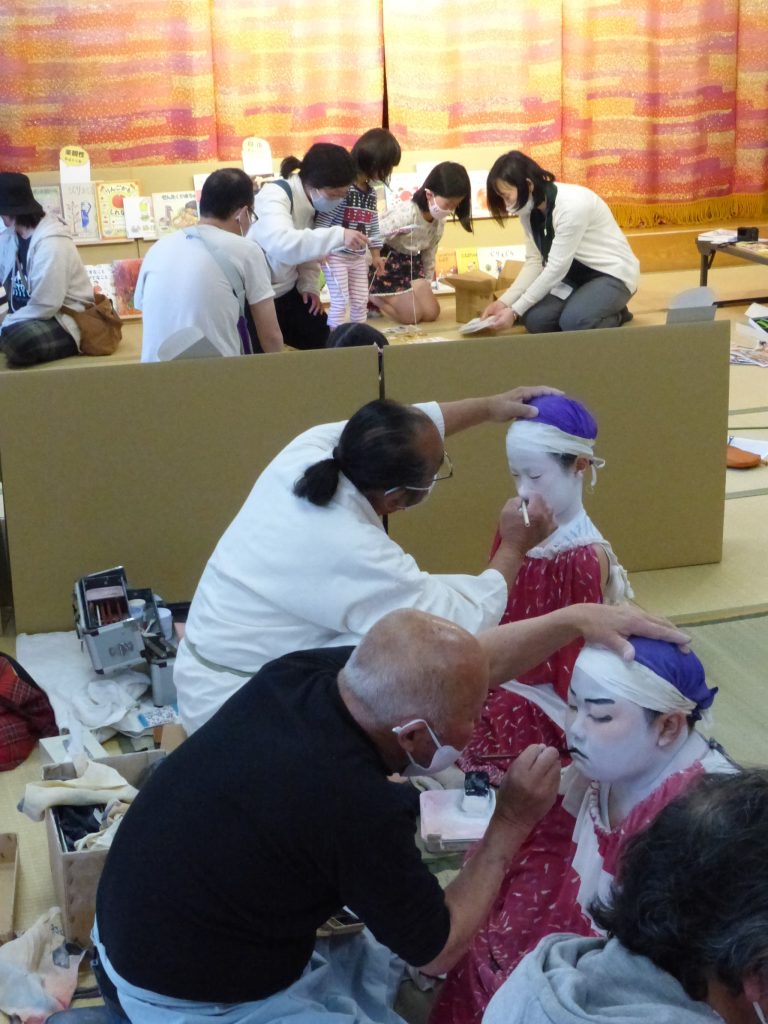 歌舞伎の化粧体験などを楽しむ子どもたち