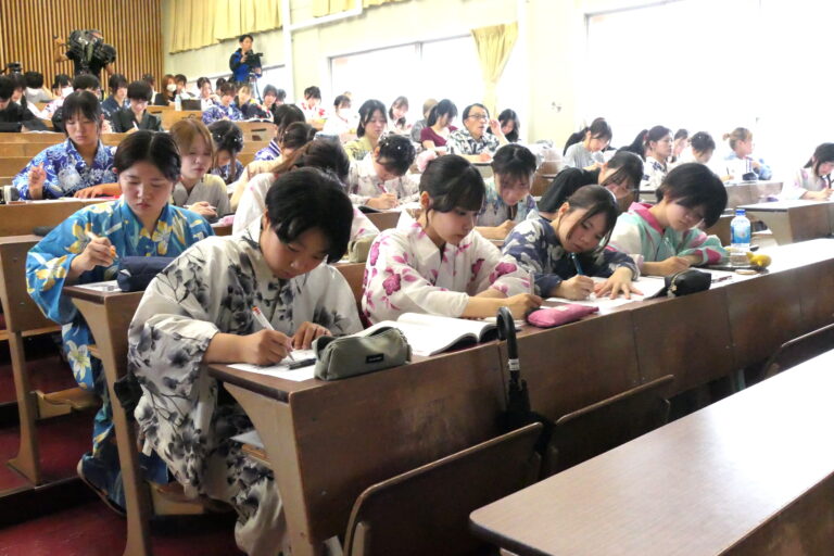 華やかな浴衣に身を包んで授業に臨む食物学科1年生＝岡山県津山市で