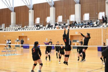 力強いスパイクや好レシーブ　MUSASHIカップ女子バレーボールUｰ14交流大会　21チームが熱戦／岡山・美作市　