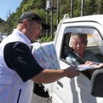 ドライバーに安全運転を呼びかける県自動車整備振興会美作支部メンバー=岡山県津山市で