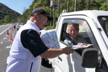 ドライバーに安全運転を呼びかける県自動車整備振興会美作支部メンバー=岡山県津山市で
