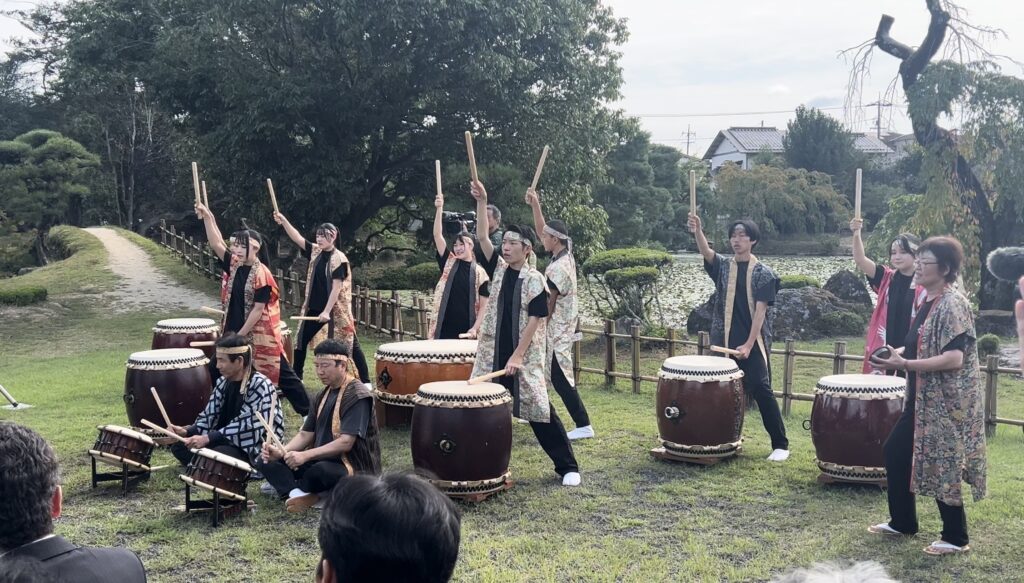 祝賀演奏をする「鶴山桜太鼓」