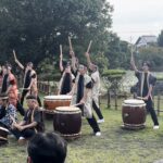 祝賀演奏をする「鶴山桜太鼓」