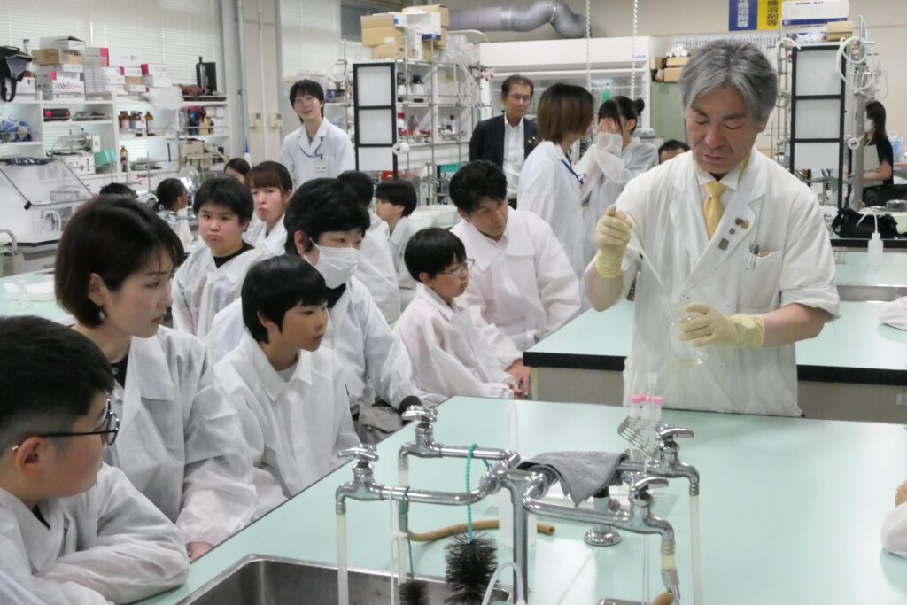 実験の様子を見守る子どもら