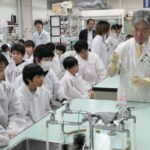 実験の様子を見守る子どもら