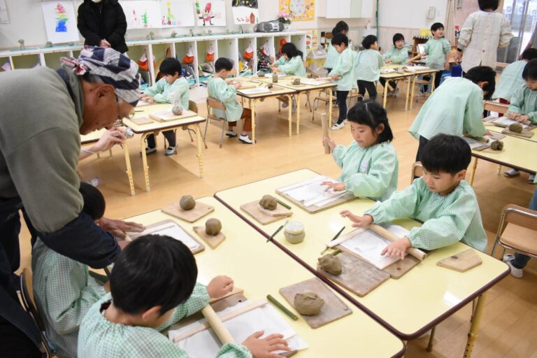勝間田焼でひな人形を作る園児たち=岡山県勝央町で