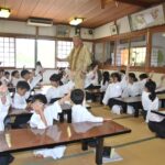 仕上げた念珠を見せ合う子どもたち