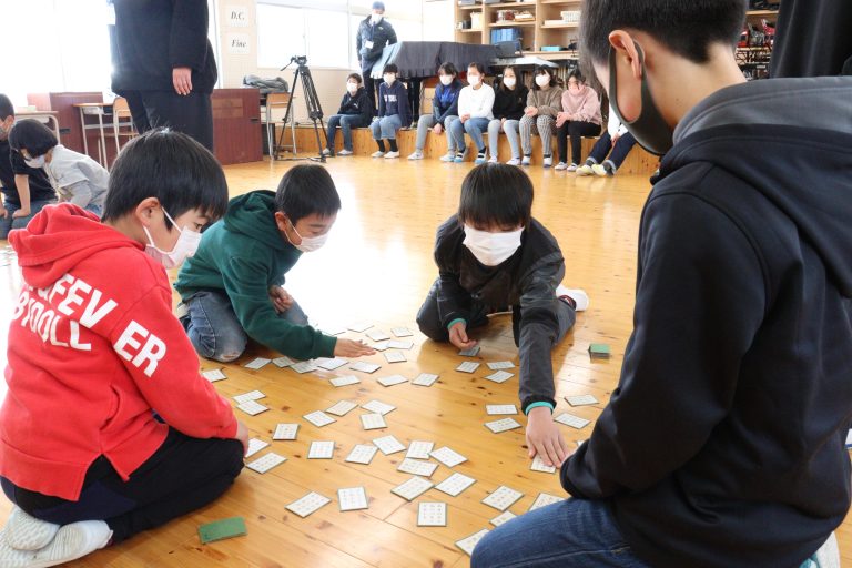 清泉小学校（綾部）で３日、「百人一首大会」が行われた