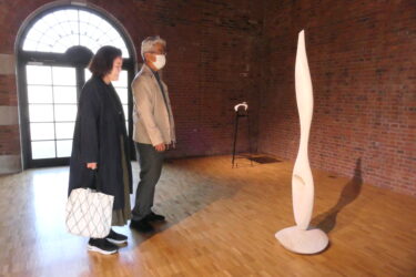 自由に眺めて、感じて　「360度」楽しめる立体作品19点　彫刻家・榎本勝彦さんが個展／岡山・津山市