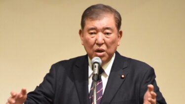 講演する元内閣総理大臣の石破茂氏=岡山県津山市で