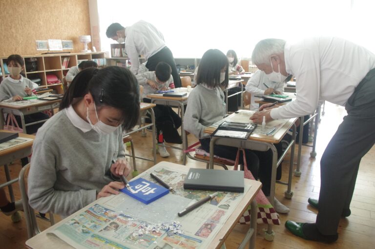 刻字体験をする児童＝岡山県津山市で