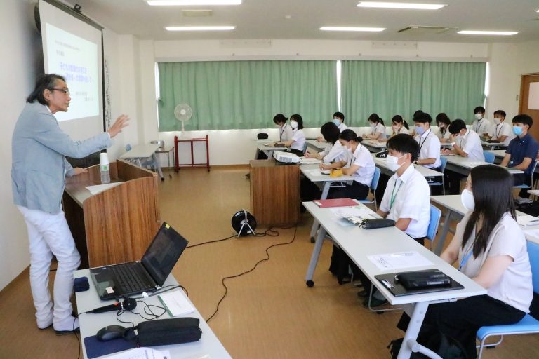 今春新規採用された津山市の小中学校教員を対象に特別講演、彫刻家・画家の武藤順九さん