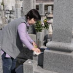 先祖の墓をきれいにし、供養に訪れた人