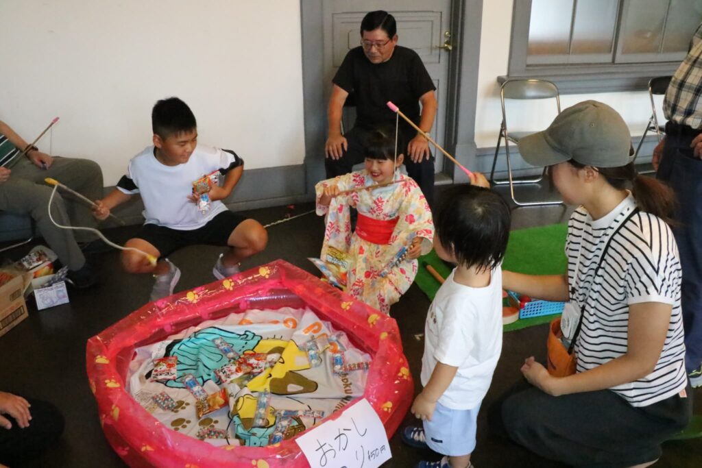 菓子釣りに興じる子どもたち