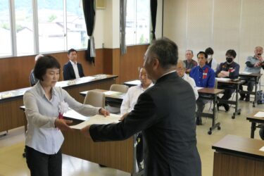 表彰状を受け取る被表彰者=岡山県真庭市で