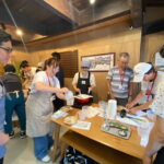 寄せ豆腐作りを楽しむ移住者ら＝岡山県津山市で