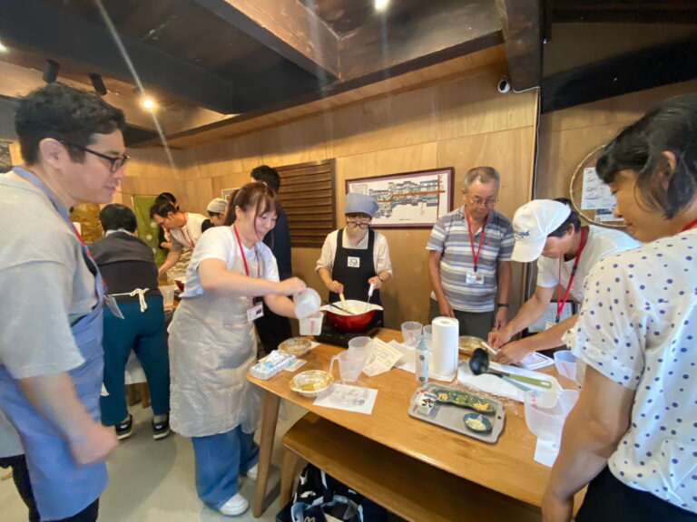 寄せ豆腐作りを楽しむ移住者ら＝岡山県津山市で