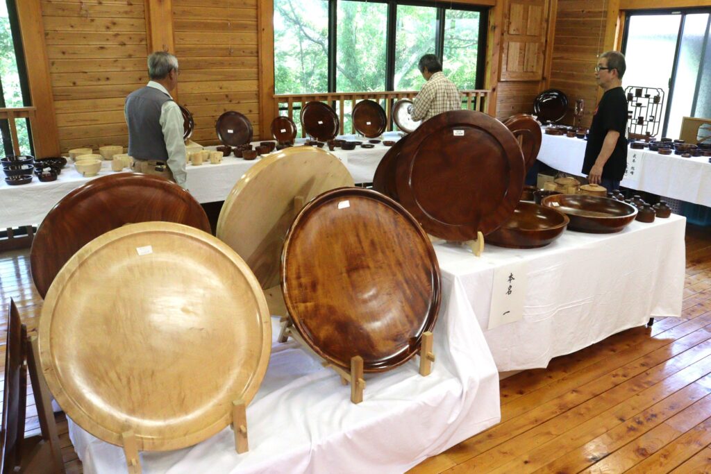 多彩な木工芸品で彩られた会場