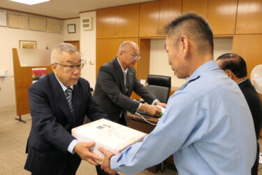 交通安全グッズを手渡す安東支部長ら=岡山県津山市で