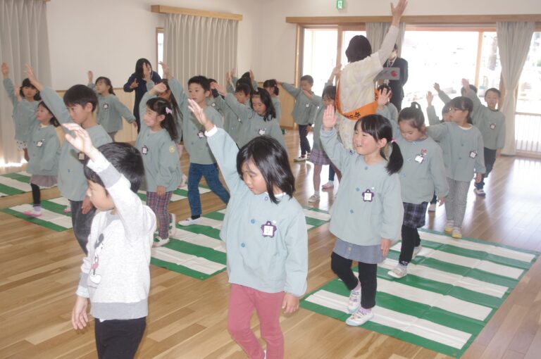 歩行練習をする年長児=岡山県津山市で