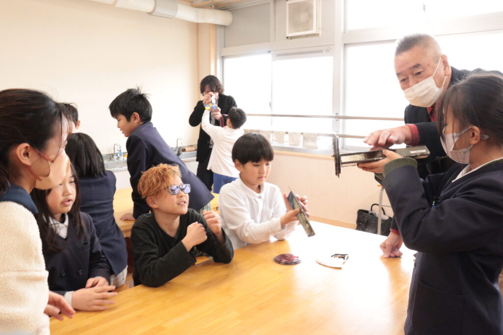 手製の万華鏡に興味津々な様子の子どもたち