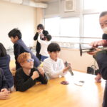 手製の万華鏡に興味津々な様子の子どもたち